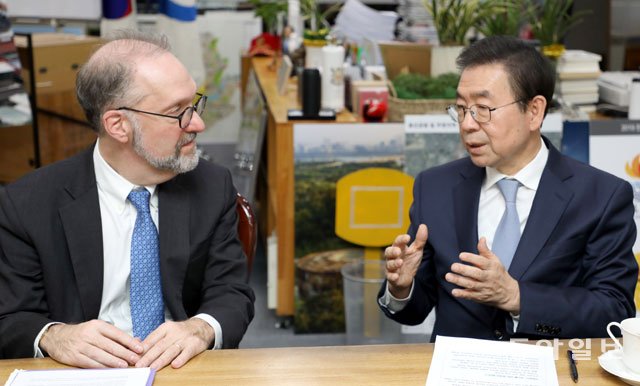 Dean Weil meeting with Seoul Mayor Won-Soon Park of Seoul in December of 2018